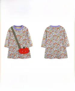 Détails avant et arrière d'une robe fleurie d'automne avec petit sac citrouille