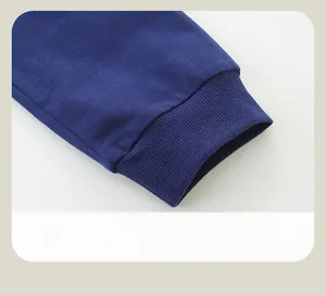 Détail des poignets côtelés bleu marine sur sweat à capuche en coton pour enfants tricotés