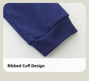 Détail du bord-côte sur un pantalon en maille de coton bleu foncé pour enfant