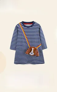 Détail de robe rayée fille en 100% coton avec pochette chien 3D et sangle arc-en-ciel