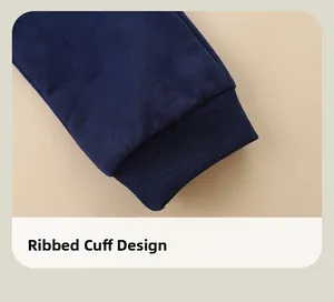 Gros plan des poignets côtelés bleu marine sur un jogging pour garçon en tricot élastique