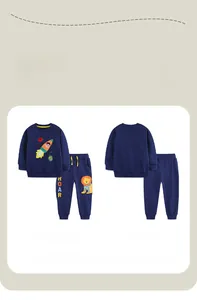 Vues avant et arrière du survêtement bleu pour garçon avec broderie de l'espace