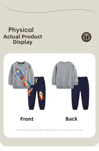Vue détaillée avant et arrière de l'ensemble sweat fusée et pantalon pour garçons