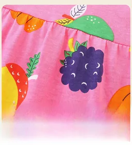 Détail macro du tricot de coton doux avec imprimés de fruits et texture à volants