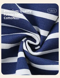 Détail macro du tissu en tricot rayé bleu et blanc 100 % coton doux pour robe fille
