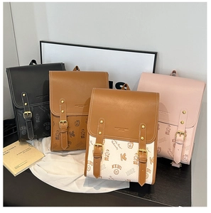 Détail de quatre sacs à dos de style rétro en noir, marron, beige et rose avec imprimés