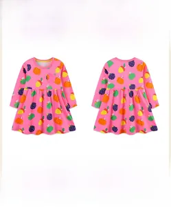 Vues détaillées avant et arrière d'une robe fille à manches longues motif fruits