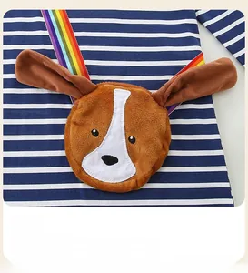 Détail d'une robe rayée pour fille avec poche chien en peluche et bretelles arc-en-ciel