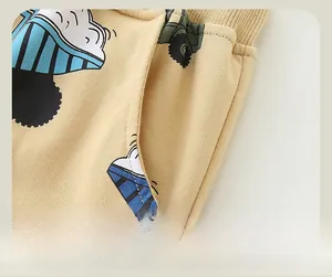 Détail de la poche latérale sur pantalon enfant avec motifs de camions de chantier