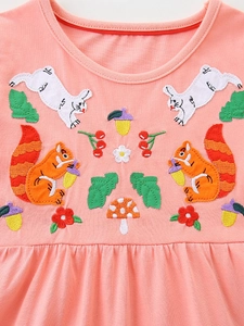 Robe en maille de coton rose pour filles avec broderies de lapins et motifs forêt