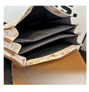 Détail intérieur d'un sac accordéon imprimé avec trois grands compartiments de rangement