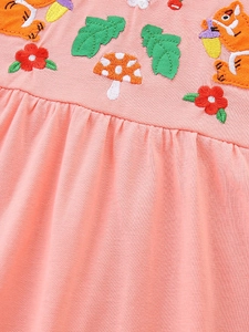 Robe en coton rose pour fille avec broderies de forêt, écureuil et champignons
