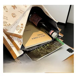 Vue de dessus du grand sac fourre-tout ours montrant le rangement pour ordinateur