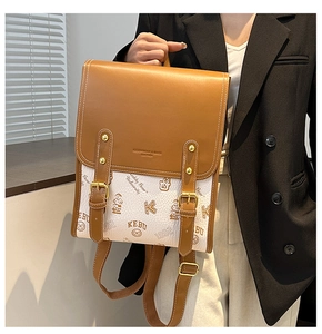 Détail du sac à dos vintage en cuir marron avec motifs d'ours et boucles en laiton