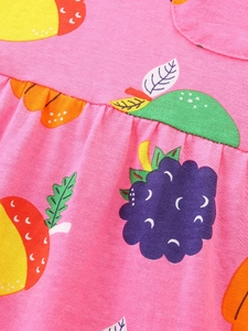 Robe fille en tricot de coton rose avec des motifs de fruits colorés dessinés à la main