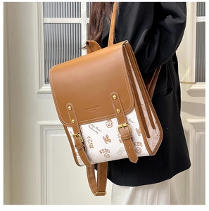 Détail de l'imprimé ourson sur la toile vintage et le sac à dos en cuir marron