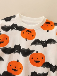 Completo Halloween da bambino con stampe di zucca e pipistrello su maglia bianca