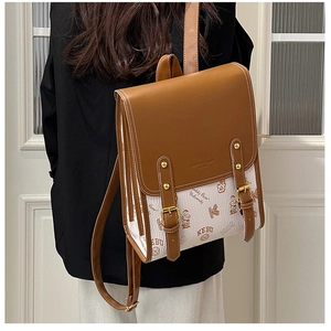 Sac à dos en cuir PU style britannique avec imprimé ours en peluche sur un mannequin