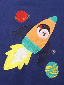Sweat-shirt pour garçon avec broderie de fusée et planètes sur tissu bleu marine