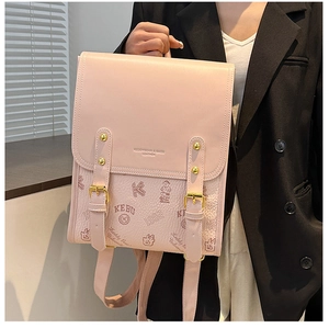 Détail d'un sac à dos vintage rose en similicuir avec boucles d'or et motifs académiques