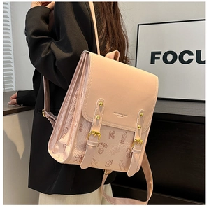 Vue détaillée du sac à dos en similicuir rose avec motifs d'ours et boucle en métal