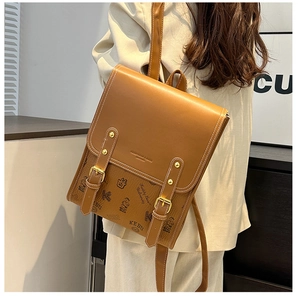 Détail d'un sac à dos marron vintage avec imprimé ours en similicuir et boucles dorées