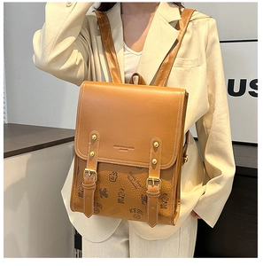 Détail du sac à dos vintage en cuir marron avec imprimé ours et rivets dorés
