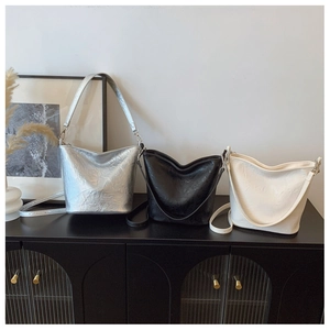 Drei minimalistische Beuteltaschen in Silber, Schwarz und Weiß mit Knitterstruktur