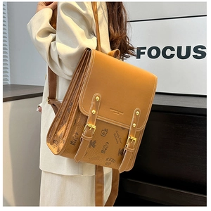 Détail de vue latérale d'un sac à dos en cuir marron avec imprimé ours et boucles