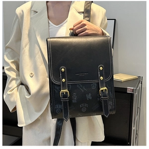 Détail du sac à dos en cuir noir avec imprimé ours et boucles métalliques dorées