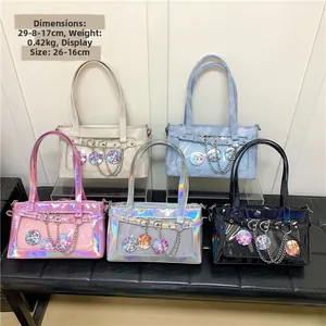 Detailansicht von fünf Farben transparenter Ita Bags mit Herzschnallen und Metallketten