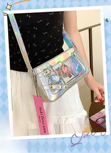 Gros plan sur le sac ita argenté holographique avec fenêtre et boucle en forme de cœur
