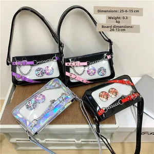 Détail de quatre sacs Ita colorés en cuir verni brillant avec fenêtres transparentes