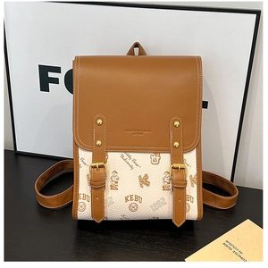 Détail du sac à dos style britannique avec imprimé ours, cuir PU et boucles métalliques