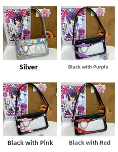 Détail de sacs bandoulière en PVC brillant en quatre couleurs avec boucles en cœur