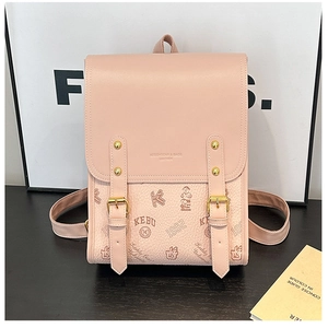 Détail d'un sac à dos rose de style collège avec boucles dorées et gaufrage d'ours
