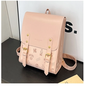 Vue détaillée du sac à dos en similicuir rose avec rabat classique et boucles