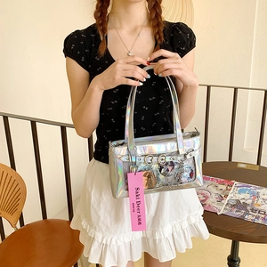 Nahaufnahme der holografischen Itabag mit PVC-Fenster und Anime-Anstecknadeln
