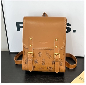 Détail d'un sac à dos en cuir gingembre avec imprimés Keddy Bear et boucles dorées