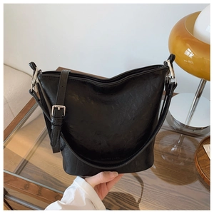 Detail der minimalistischen schwarzen Bucket Bag aus Kunstleder mit silberner Schnalle
