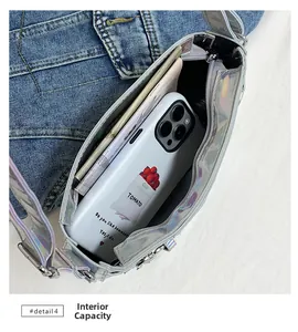 Vue intérieure montrant la capacité pour un smartphone et un carnet dans un sac argenté