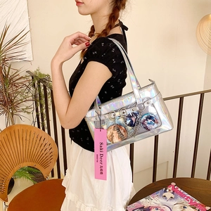 Detailansicht der silbernen Laser PU Ita Bag mit Sichtfenster und Anime-Ansteckern
