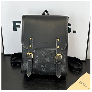 Détail du sac à dos en cuir noir avec des coutures précises et des boucles métalliques