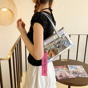 Detailansicht der holografischen ITA-Tasche mit transparentem Fenster für Anime-Badges