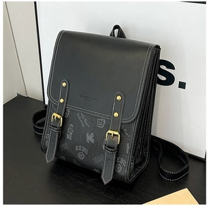 Détail d'un sac à dos en cuir noir avec imprimé ours en peluche et boucles dorées