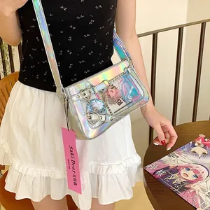 Détail du sac Ita en PU laser argenté avec boucle cœur et fenêtre anime transparente