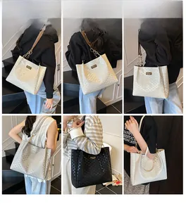 Collage de grands sacs cabas texturés en blanc gris et noir avec bandoulières chaîne