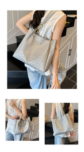 Détail du grand sac gris avec logo doré imprimé et bandoulière en chaîne dorée