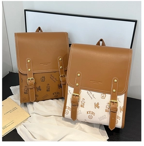 Détail de sacs à dos style anglais avec imprimé ours KEBU et fermeture à rabat double boucle