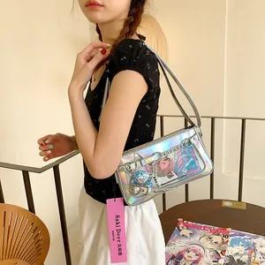 Détail du sac à bandoulière laser argenté avec chaîne en métal et boucle en cœur
